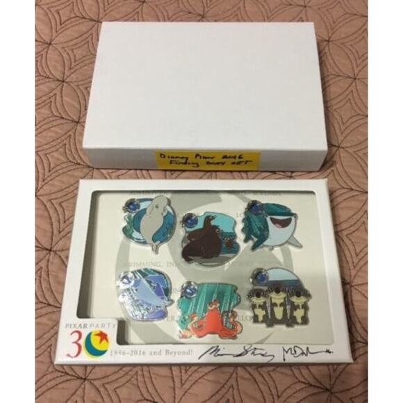 Disney Pins Pixar Party LE Finding Dory Scavenger Hunt Complete Boxed Set Signed - Picture 2 of 8